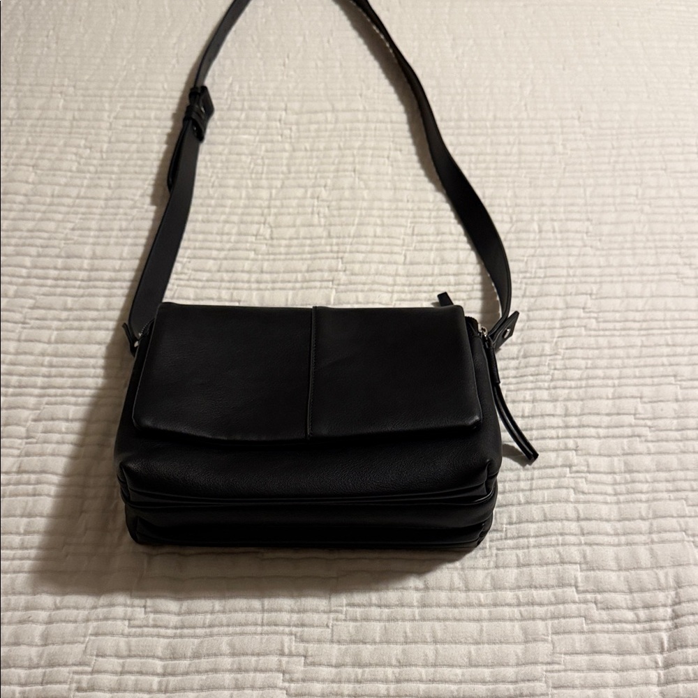 Urban Expressions Black and Tan Crossbody Bag